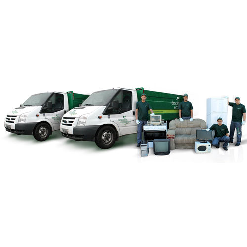 Caminhões e objetos dispostos ao lado das equipes de coleta