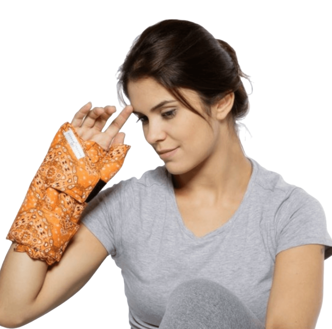 Pessoa usando Munhqueira Compressa Térmica de Ervas 