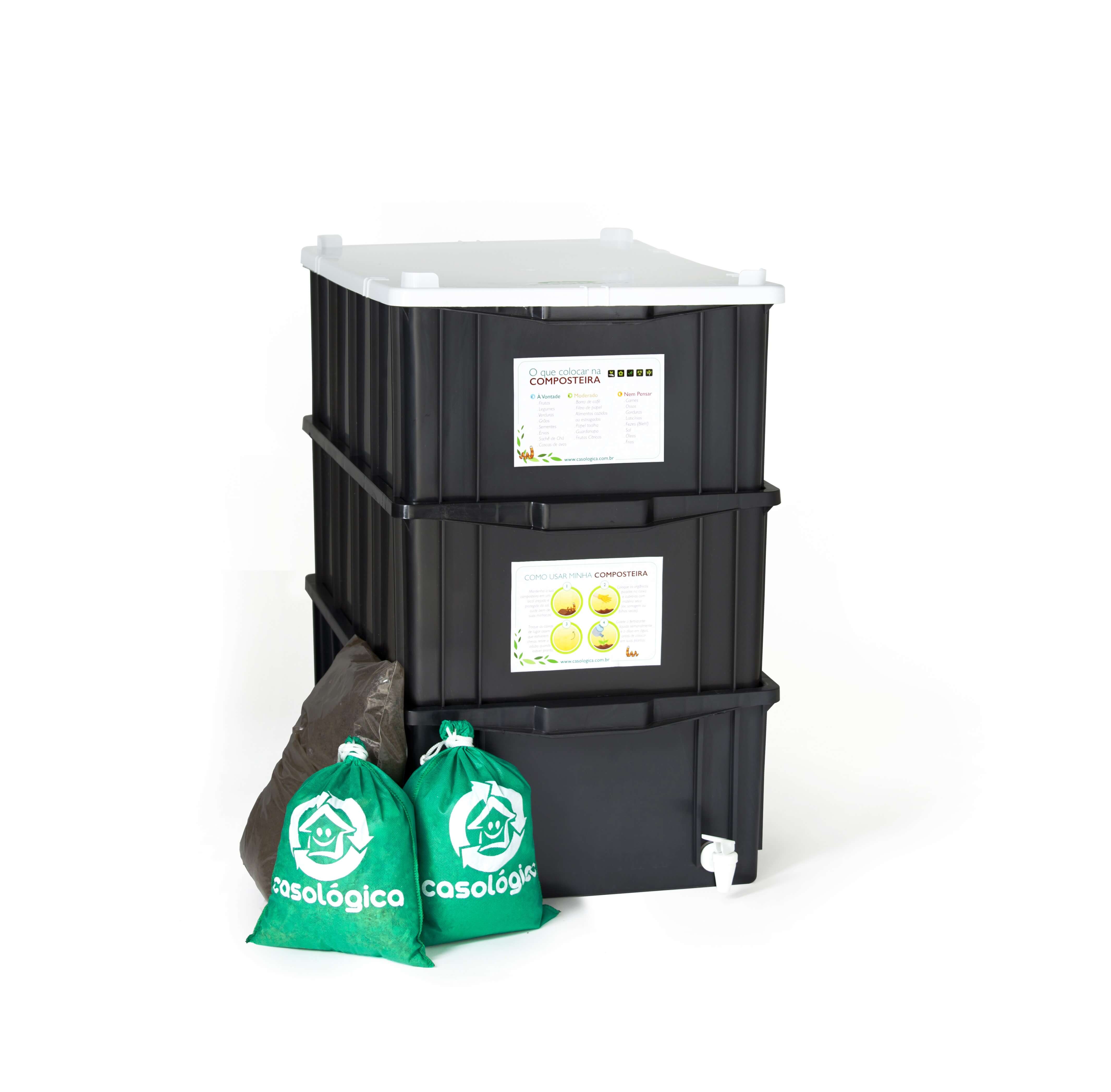 Composteira Doméstica M da Casológica. Três andares com kit compostagem ao lado